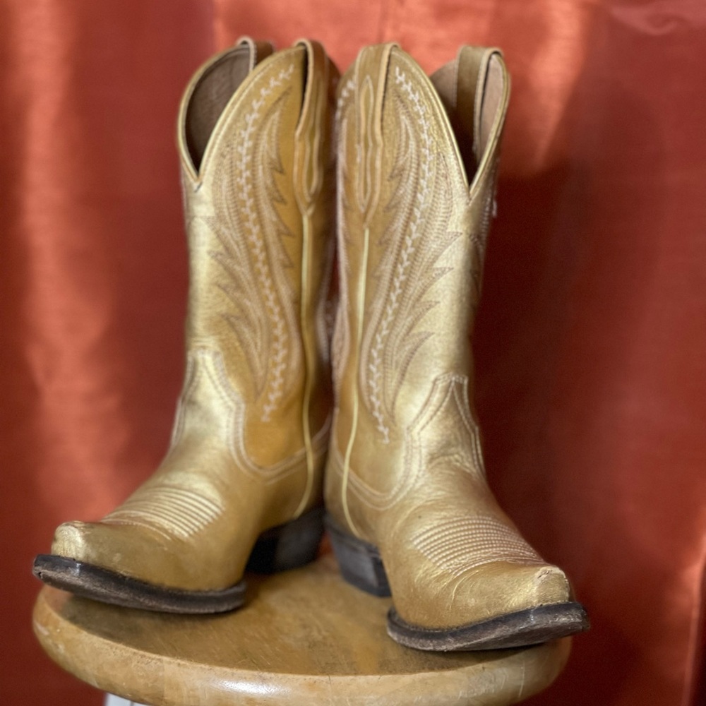 ARIAT GOLD BOOTS!
